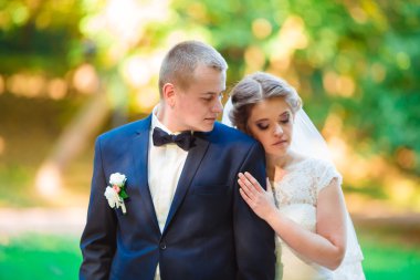 mutlu muhteşem gelin ve güneşli ağaçları orman, arka plan üzerinde şık damat tatlı romantik an