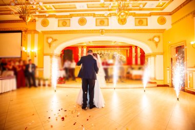 İlk düğün dansı yoğun duman üzerinde şaşırtıcı