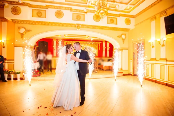 Romantischer Tanz des Hochzeitspaares — Stockfoto