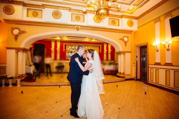 Gorgeous stylish happy bride and groom performing their emotiona — Stock Photo, Image