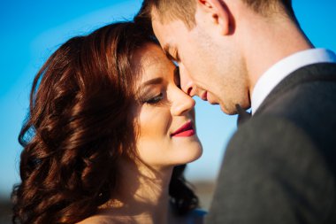 Yakışıklı damat ve güzel gelin yaz parkta poz