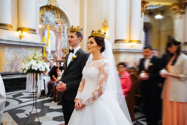 Bruid en bruidegom de kerk verlaten na een ceremonie van het huwelijk — Stockfoto