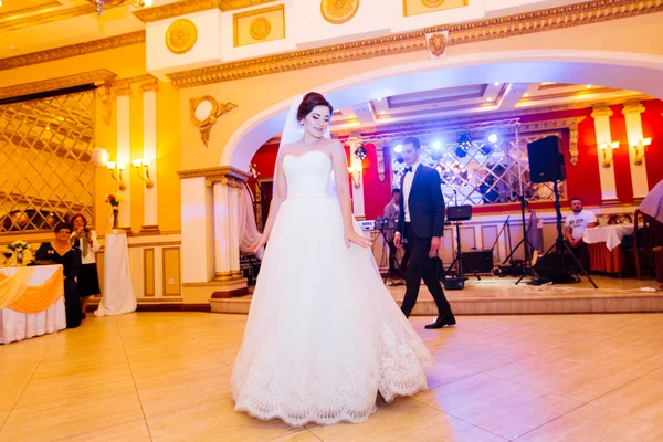 Gelukkig jonggehuwde paar glimlachend op hun eerste dans op de bruiloft receptie closeup — Stockfoto