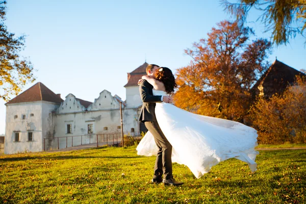 Sensuele gelukkig jonggehuwde paar dansen buiten bij de receptie — Stockfoto