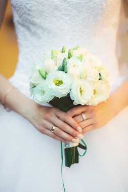 Güzel düğün buketi Gelinin ellerinde