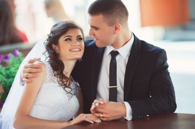 Mutlu gelin ve damat düğün günlerinde