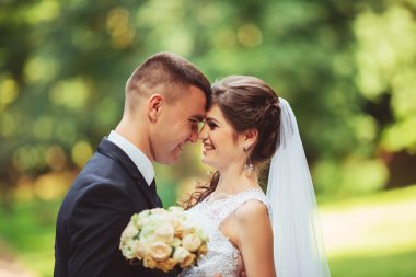 Mutlu gelin ve damat düğün günlerinde