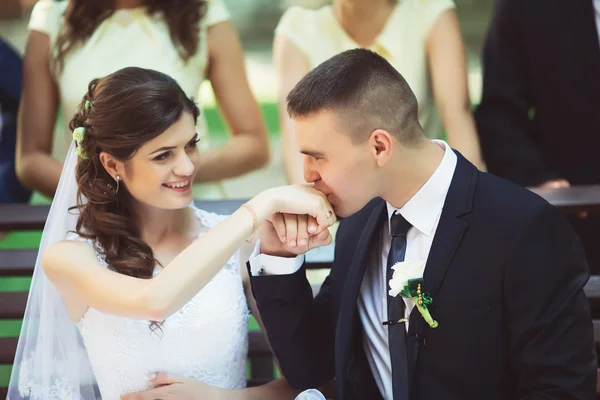 Nevěsta a ženich v čistém oblečení na lavičce — Stock fotografie