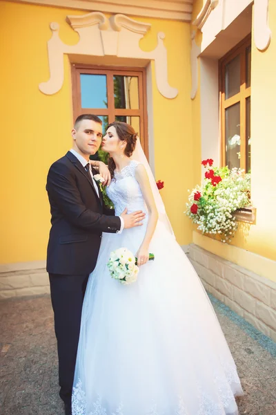 Szépség / divat / frizura smink fotózásra / / esküvő. Esküvő házaspár csokor szabadban. érzelmi portré. tonizáló hatású insyagram — Stock Fotó