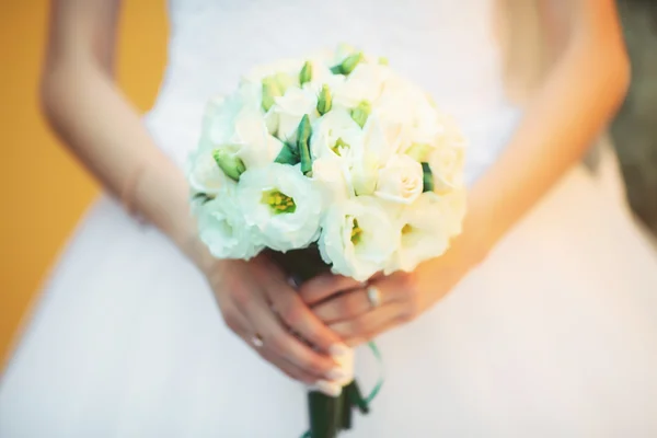 La novia con un ramo, primer plano sobre un fondo de vestido —  Fotos de Stock