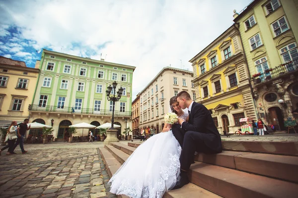 Νεαρό ζευγάρι στο Lviv, στην αγάπη — Φωτογραφία Αρχείου