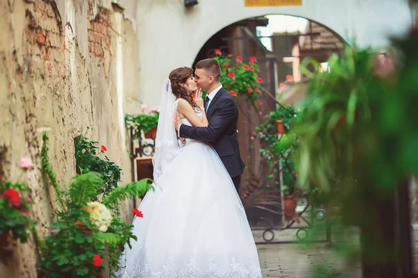 Um lindo casal abraçado em gorode. A Europa . — Fotografia de Stock