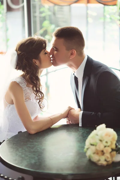 Glückliche Braut und Bräutigam am Hochzeitstag — Stockfoto