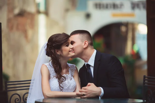 Feliz novia y novio en el día de su boda — Foto de Stock