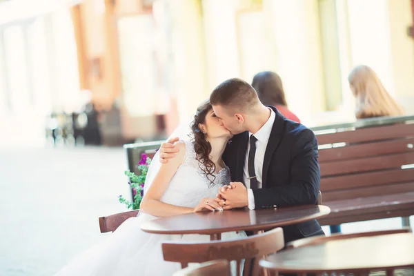 Braut und Bräutigam in einem Café im Freien, einander verliebt anschauend — Stockfoto