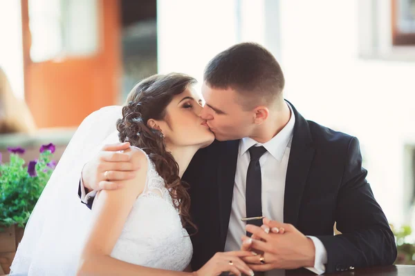 Bruid zitten in Cafe, kijken elkaar in liefde — Stockfoto