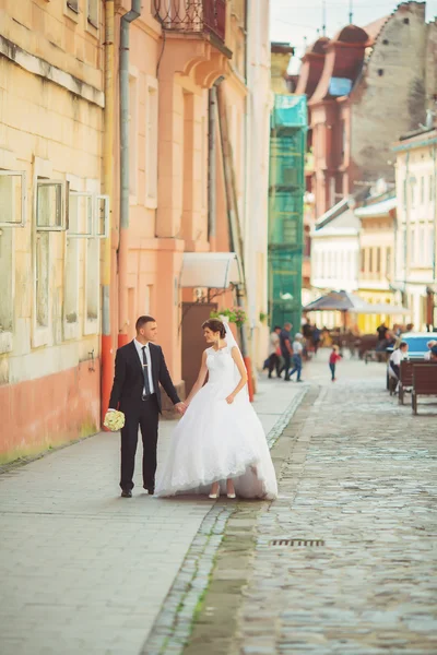 Svatební pár objímat a líbat na bráně — Stock fotografie