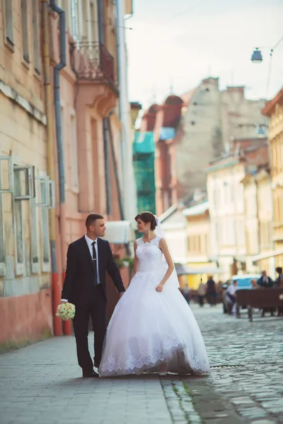 sarılma ve öpüşme kapıda Düğün çifti