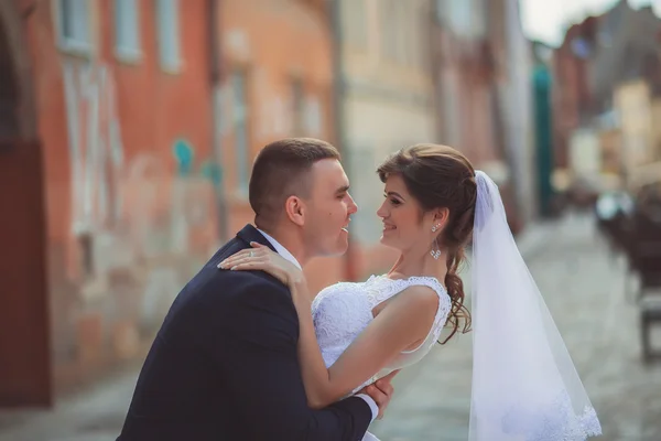 Noiva feliz e noivo em seu dia do casamento — Fotografia de Stock