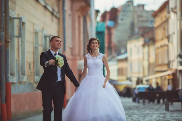 Noiva feliz e noivo em seu dia do casamento — Fotografia de Stock