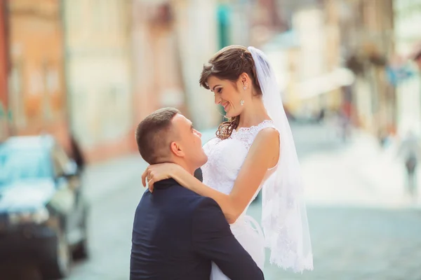 Heureux mariés le jour de leur mariage — Photo