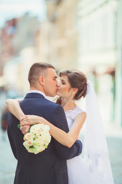 Noivo e noiva na cidade no dia do casamento — Fotografia de Stock