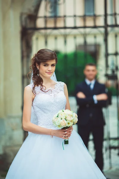 Groom and bride in the city on their wedding day — Stock Photo, Image