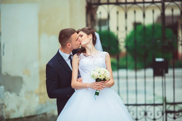 Sposo e sposa in città il giorno del loro matrimonio — Foto Stock