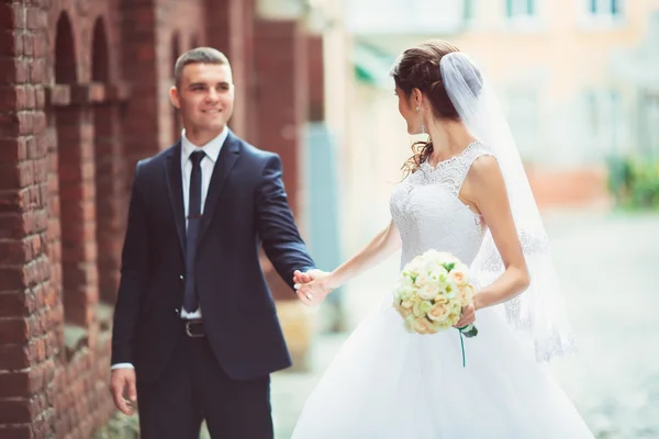 Novio y novia en la ciudad el día de su boda — Foto de Stock