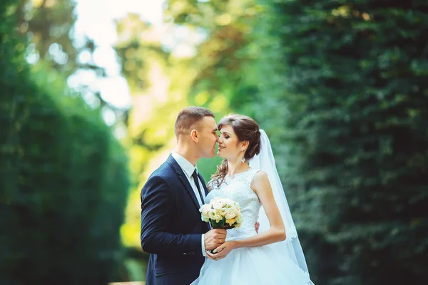 Hochzeit als Quelle der Zufriedenheit. Bräutigam und Braut zusammen. Brautpaar am Hochzeitstag. — Stockfoto