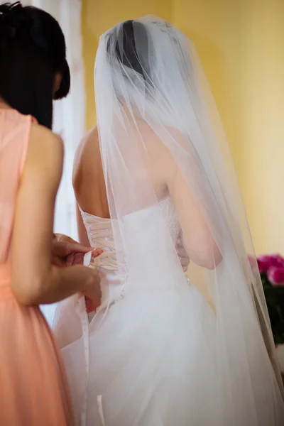 Dama de honor con madre novia usar vestido de novia — Foto de Stock