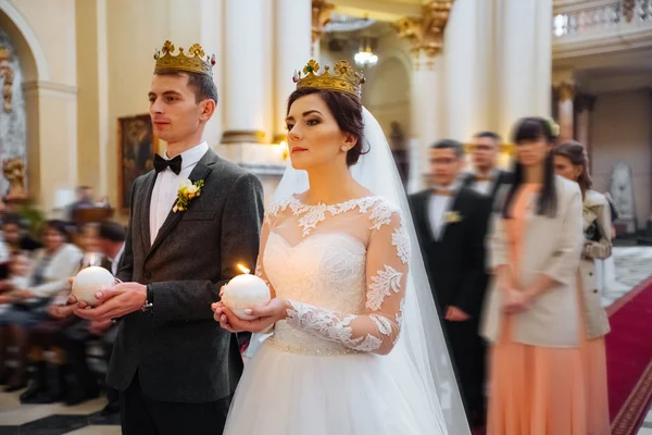 Klassiskt bröllop ceremoni av snygga unga lyx brud och brudgum i den antika gamla kyrkan — Stockfoto