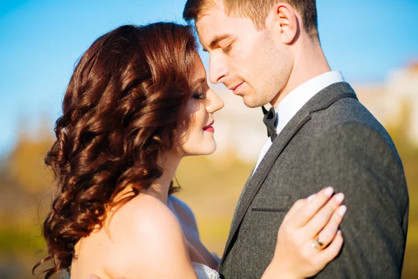 Joven pareja de boda disfrutando de momentos románticos fuera en un prado de verano —  Fotos de Stock