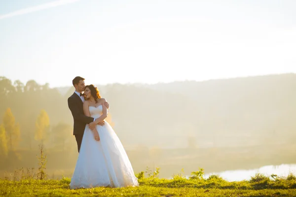 Hochzeitstag. Ehe. Hochzeitsspaziergang im Freien. Frischvermählte mit einem Blumenstrauß. Brautpaar-Porträt. Liebe, Gefühle, Zärtlichkeit. Heiratsantrag — Stockfoto