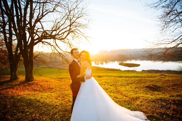 Mooie bruidspaar in zonsondergang — Stockfoto