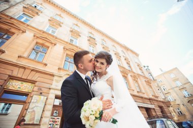 sarılma ve öpüşme kapıda Düğün çifti