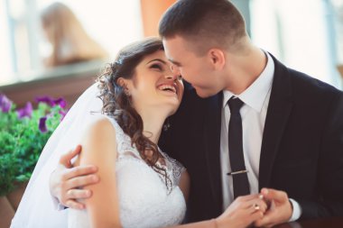 birbirine aşık bakarak kafede oturan gelin