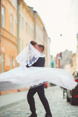 mutlu gelin ve damat bir sokakta dans