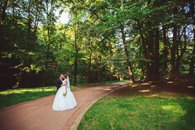 Mutlu gelin ve damat düğün günlerinde