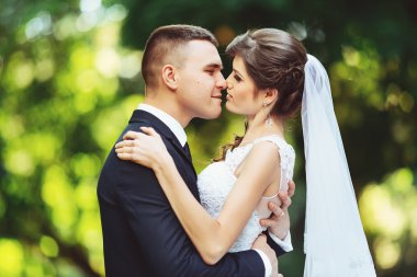 Düğün bir memnuniyet kaynağı. Damat ve gelin birlikte. Düğün günü gelin Çift.