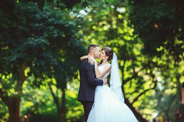 Düğün bir memnuniyet kaynağı. Damat ve gelin birlikte. Düğün günü gelin Çift.