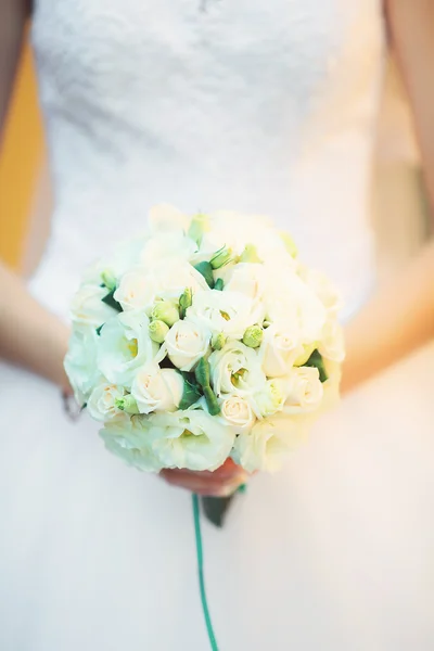 花嫁の手に美しい結婚式の花束 — ストック写真