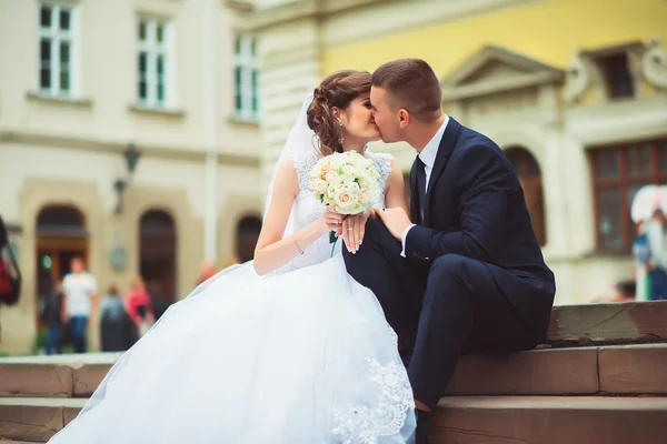 Feliz novia y novio en el día de su boda — Foto de Stock