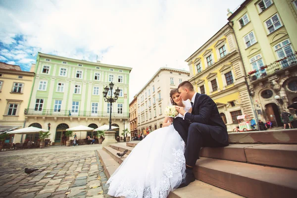 Jovem casal em Lviv, no amor — Fotografia de Stock