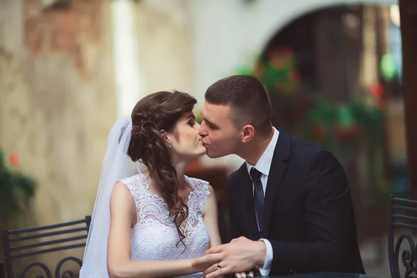 Sposa felice e sposo il giorno del loro matrimonio — Foto Stock