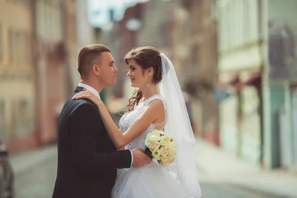 Gelukkige bruid en bruidegom op hun trouwdag — Stockfoto