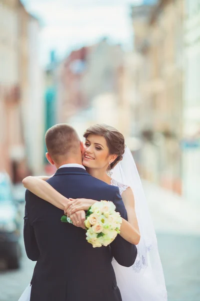 Sposi felici che ballano su una strada — Foto Stock