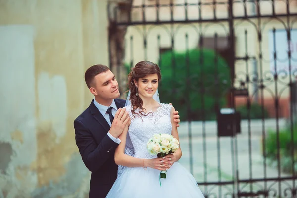 신부 및 신랑 파리에 그들의 결혼 날에 낭만적인 순간을 데 — 스톡 사진