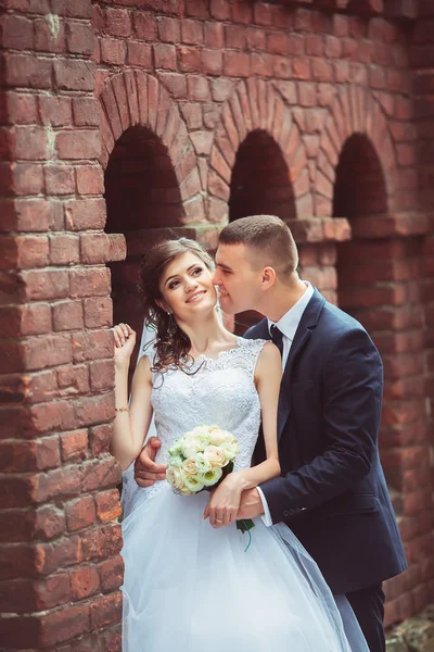 Glückliche Braut und Bräutigam am Hochzeitstag — Stockfoto