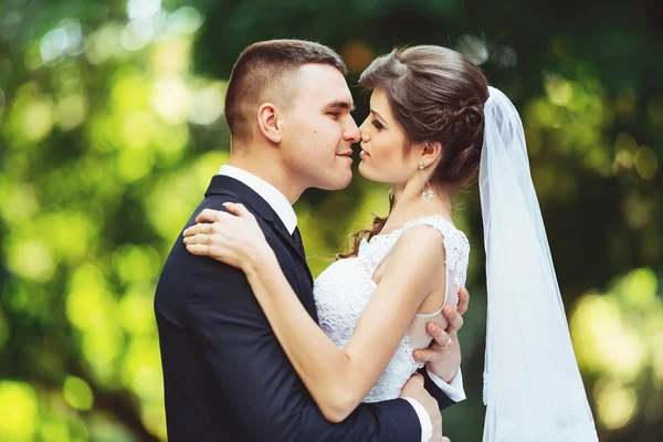 La boda como fuente de satisfacción. Novia y novio juntos. Pareja nupcial el día de la boda . — Foto de Stock